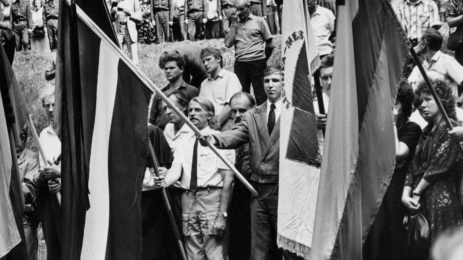 Движение за национальную независимость. Перестройка парад суверенитетов. Парад суверенитетов в Прибалтики. Парад суверенитетов в СССР. Независимость Латвии 1990.
